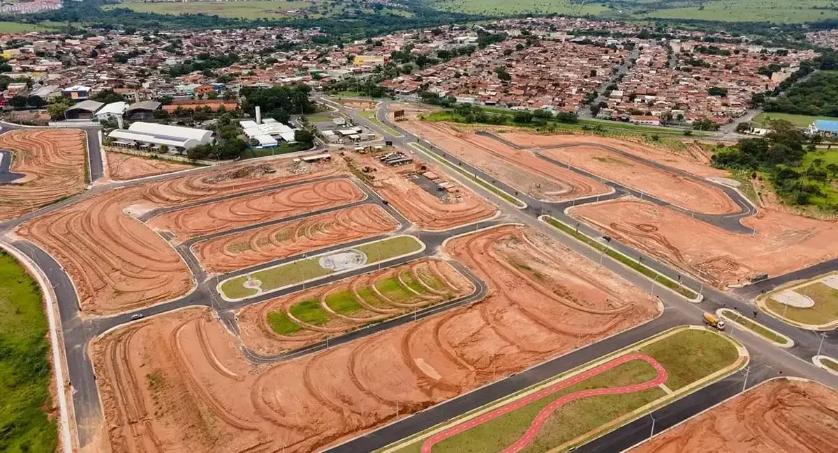 Vista aérea do Smart Urba Dunlop com as quadras demarcadas e a cidade ao fundo